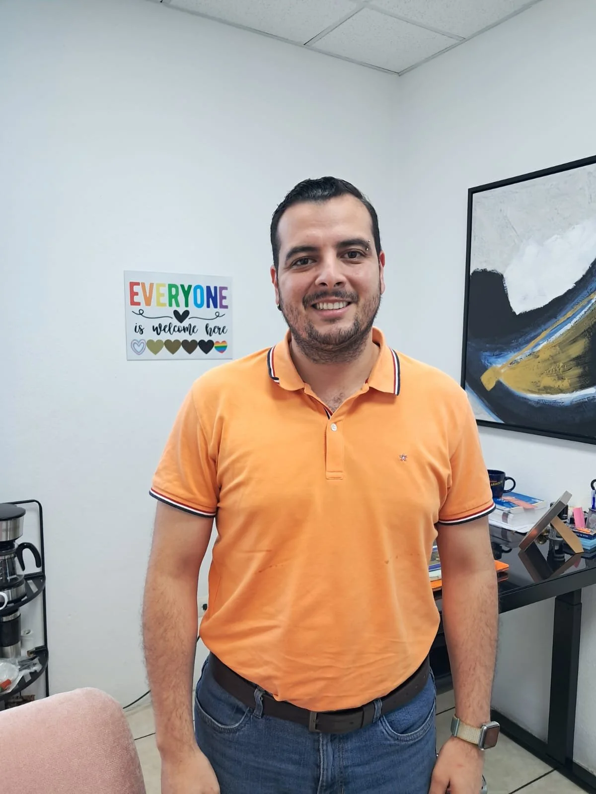  Desde un espacio cálido y seguro, Alejandro brinda terapia afirmativa a población LGBTQI+. Foto: Violeta Cetino 